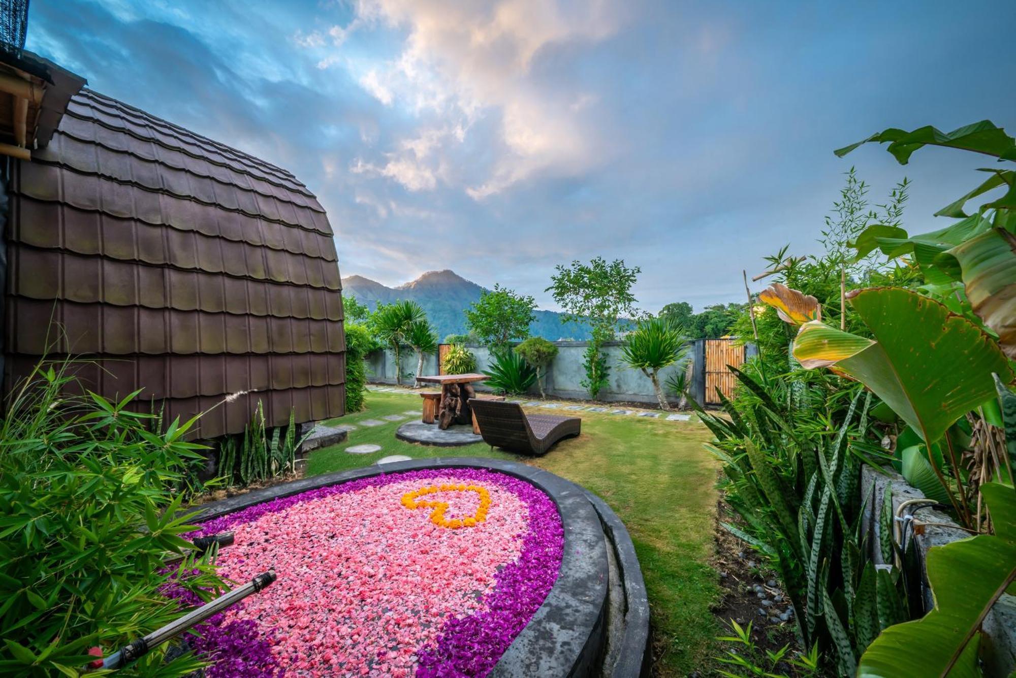 Baturaja  Tegal Bamboo Cottages & Private Hot Spring מראה חיצוני תמונה